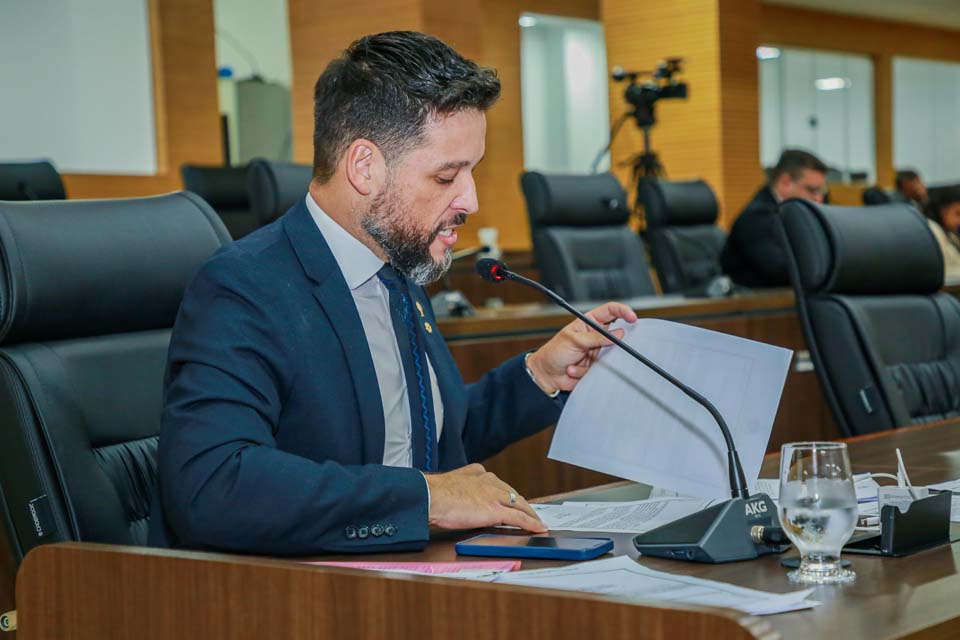 Deputado Delegado Camargo apresenta votos de louvor para deputados federais Nikolas Ferreira e Ubiratan Sanderson