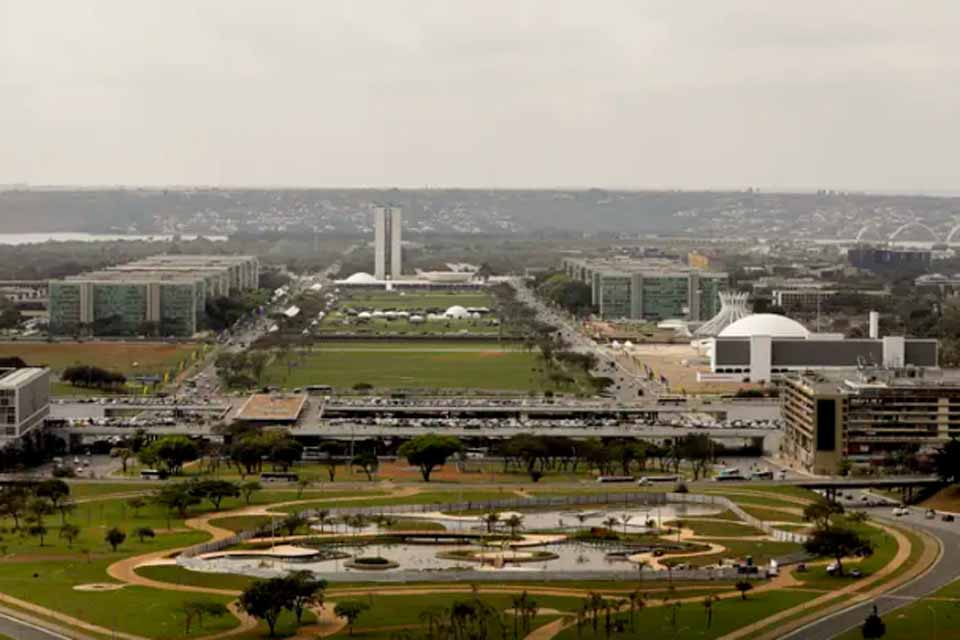 Raio atinge manifestantes na Praça do Cruzeiro, em Brasília