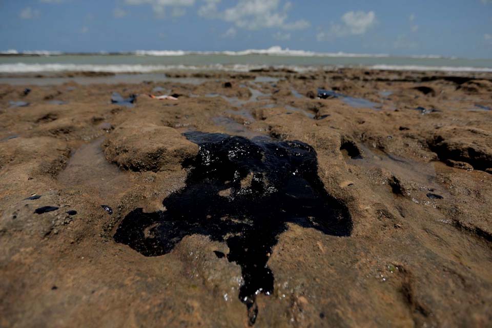 Marinha: fragmentos de óleo chegaram a praia do Espírito Santo