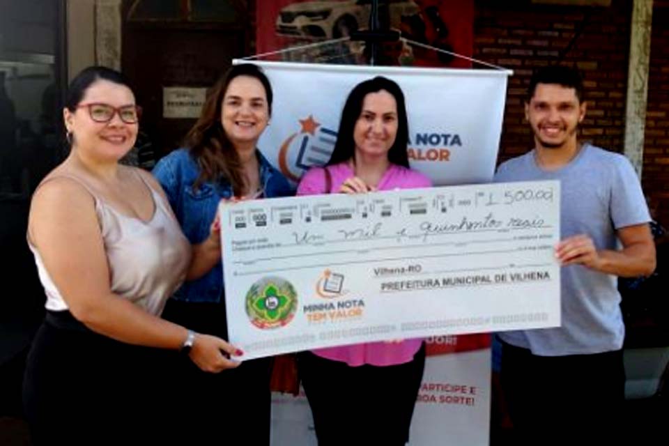 Semfaz entrega premiação em dinheiro sorteados do programa 
