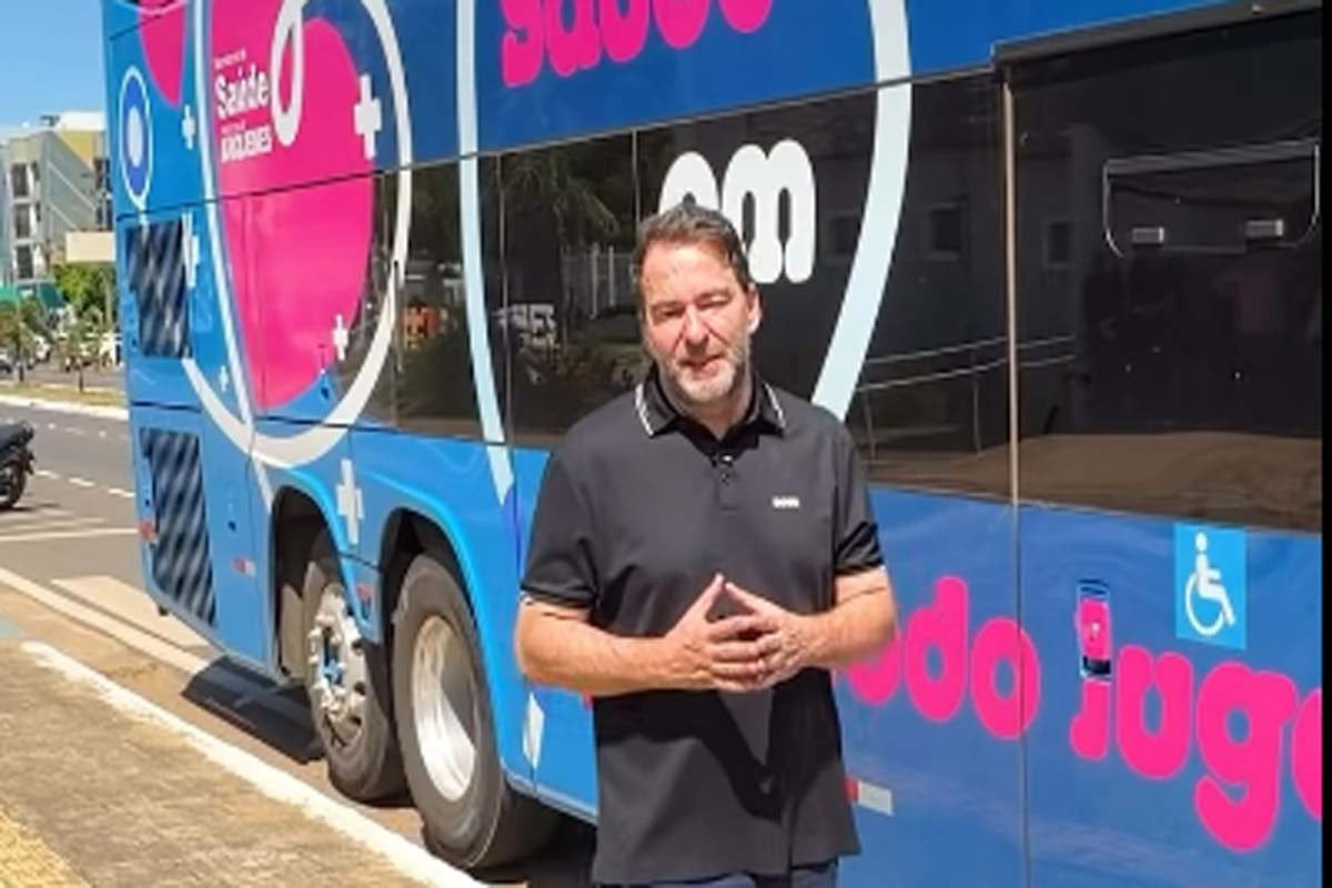 Alex Redano comemora chegada de novo ônibus em Ariquemes para transporte de pacientes 