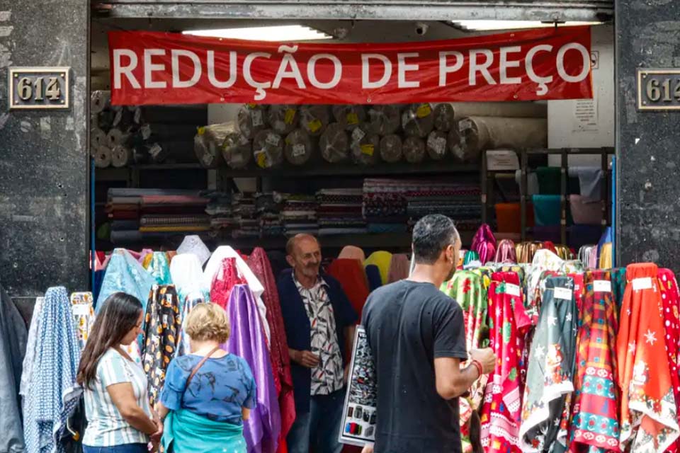 INPC recua para 0,03% em outubro e acumula 4,49% em 12 meses