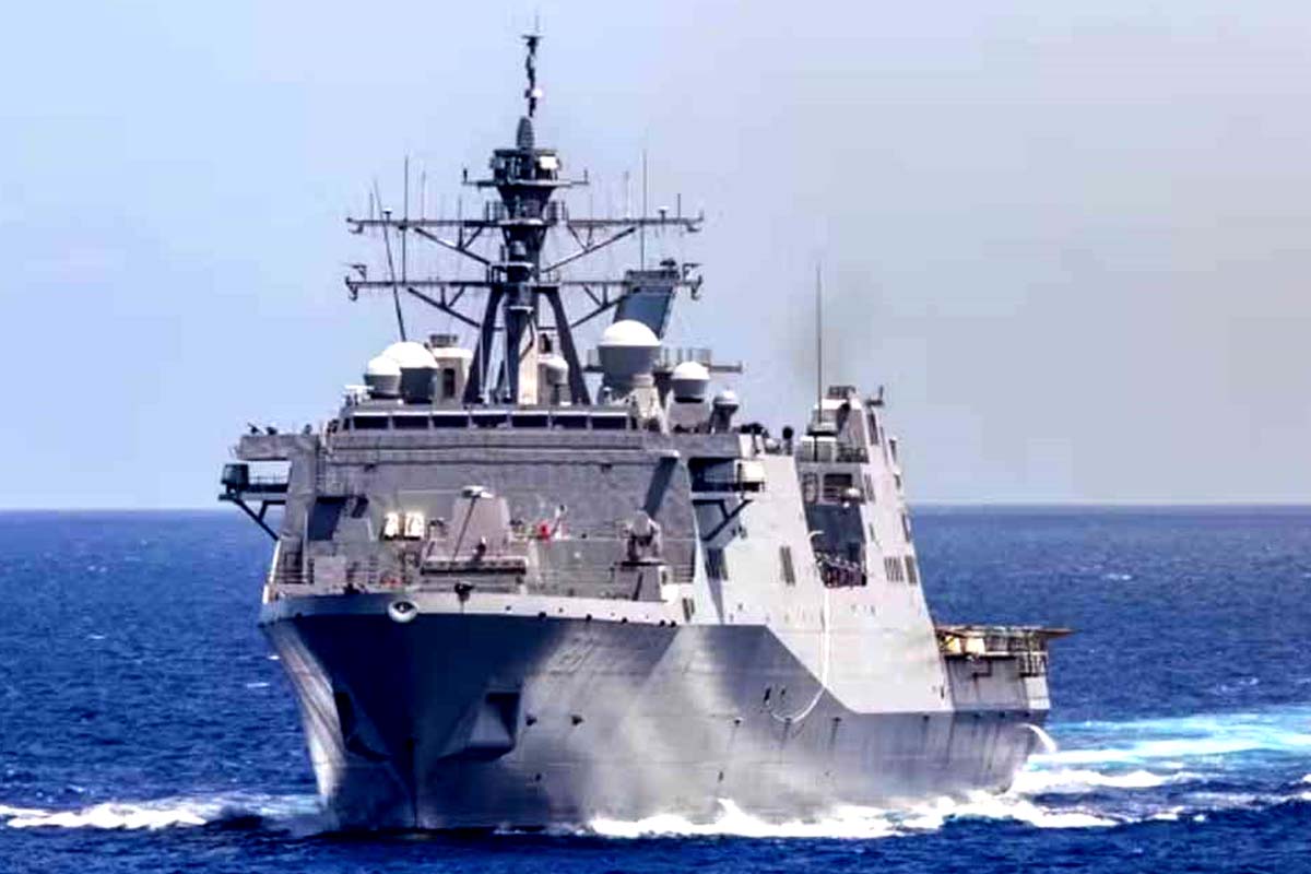Irã atinge navio de guerra dos EUA com mísseis no Estreito de Ormuz