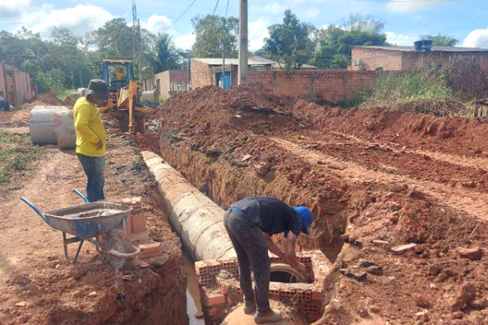 Prefeitura realiza obra de drenagem na rua Verônica, zona Leste de Porto Velho
