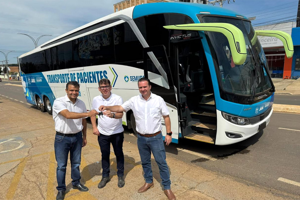 Dr. Luís do Hospital entrega ônibus para fortalecer o transporte de pacientes em Jaru
