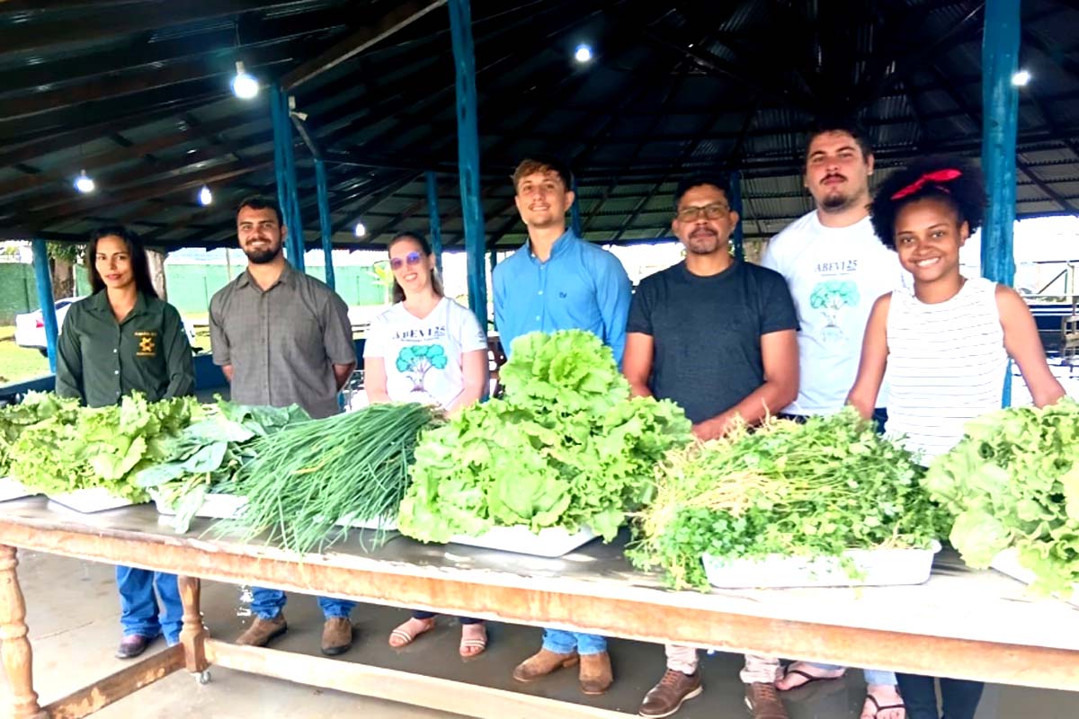 Acadêmicos de Agronomia do IFRO doam hortaliças à instituição beneficente