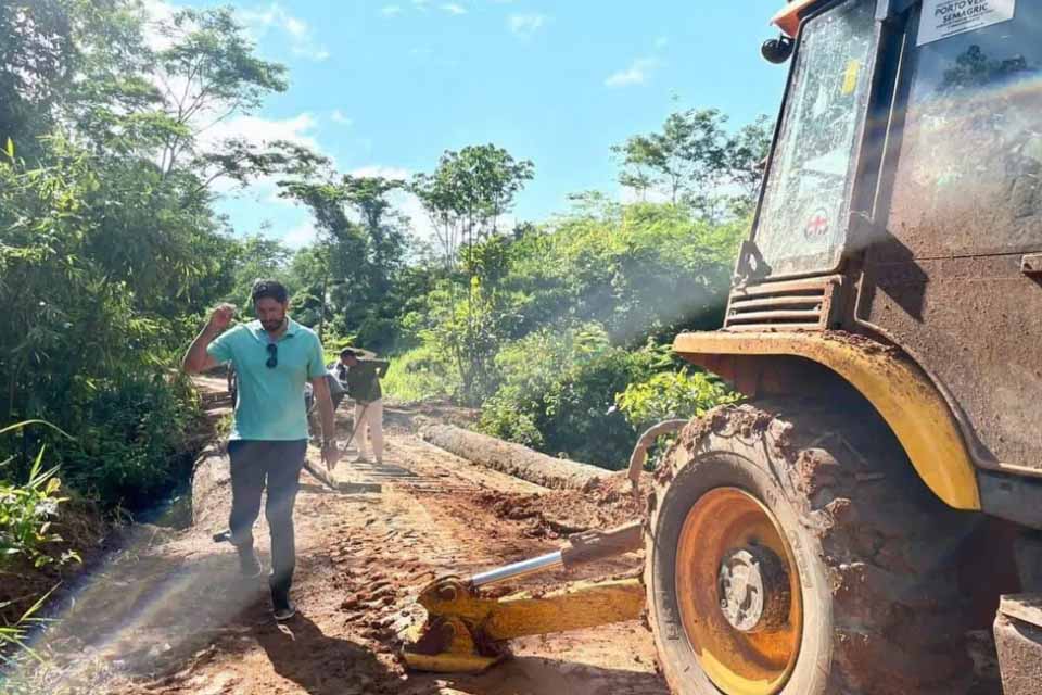 Vereador Márcio Pacele acompanha execução de serviços realizados pela Semagric nos distritos de Extrema e Nova Califórnia