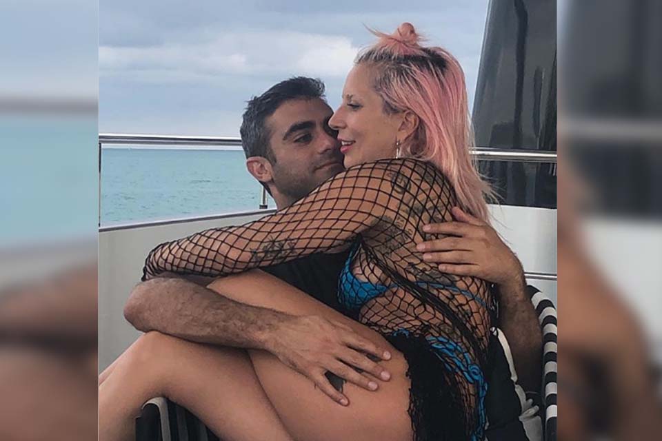 Lady Gaga 'abre o jogo' e assume novo romance com foto atrevida