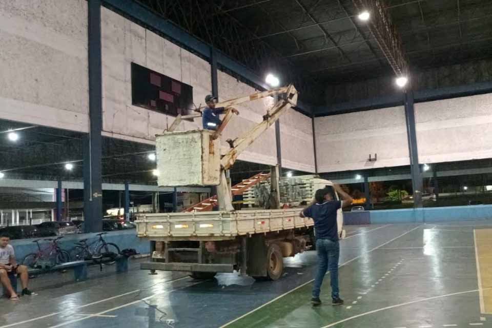 Equipe da Semosp realiza troca de lâmpadas no Ginásio Gerivaldão