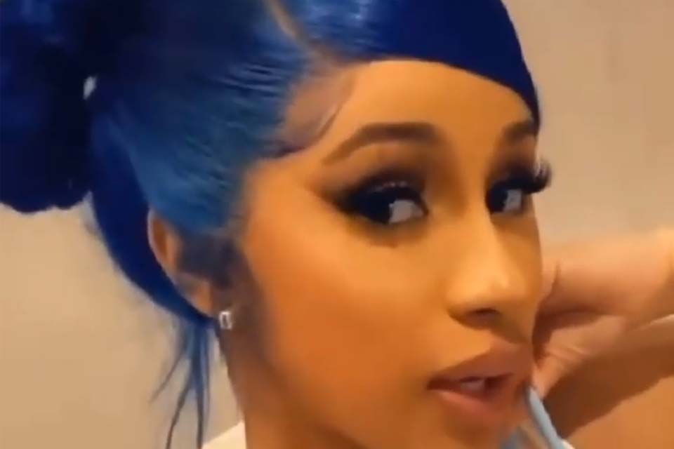VÍDEO - Cardi B surge cantando músicas de Zezé di Camargo e Luciano e web vai à loucura