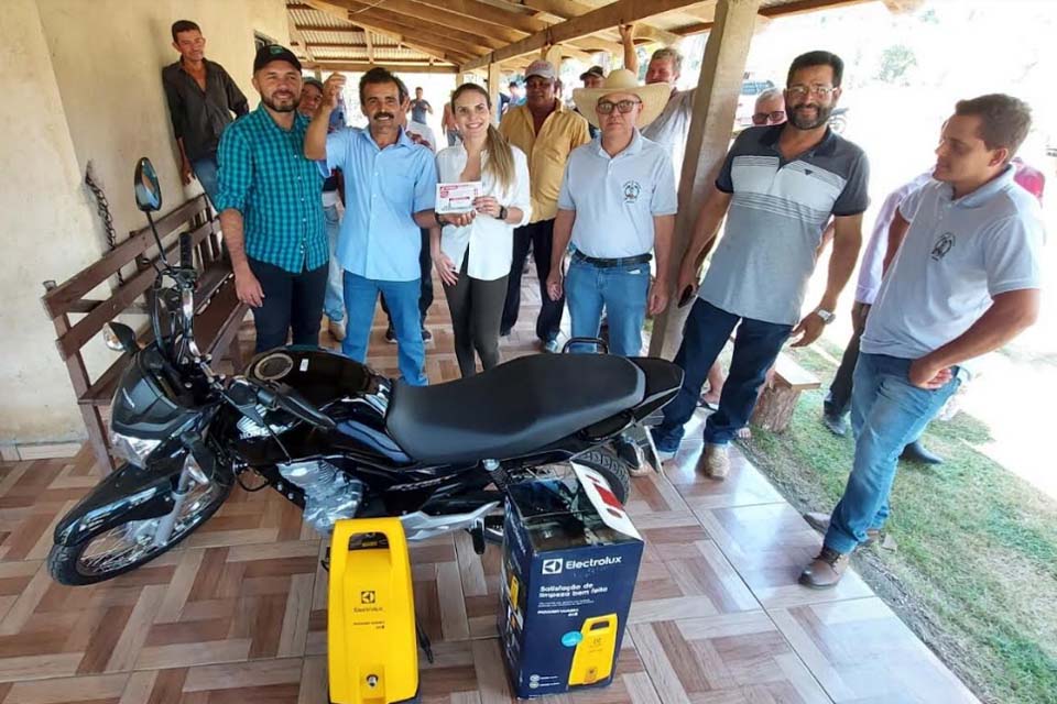 Prefeitura entrega moto para associação de produtores de leite da LC - 60