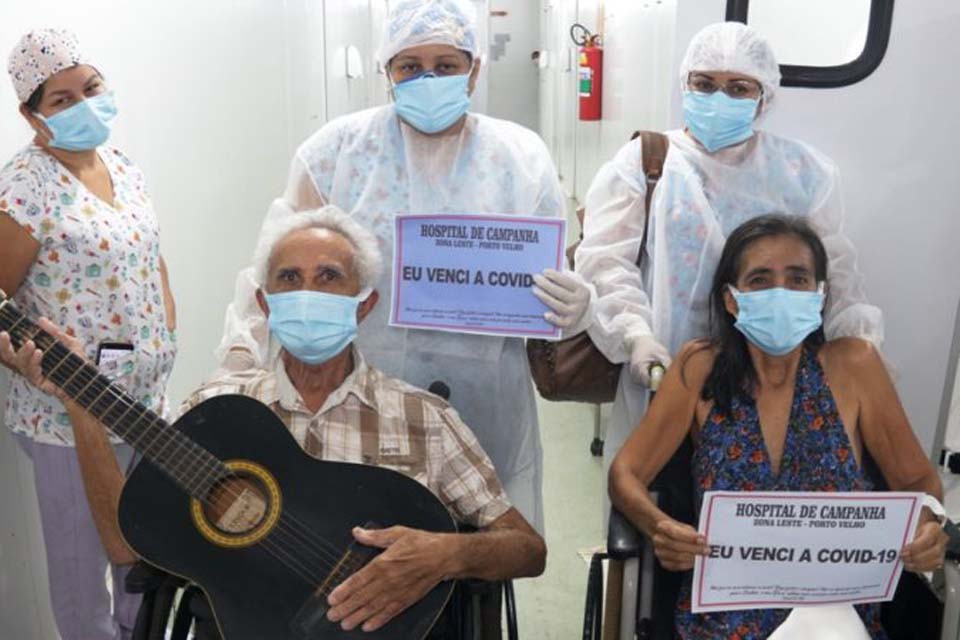 Pofissionais do Hospital de Campanha Zona Leste comemoram alta de pacientes que venceram a luta contra a Covid-19