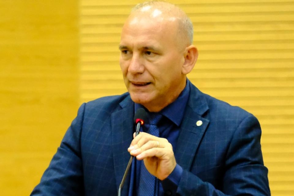 Obras de campos de futebol society em Vilhena são iniciadas com investimento de Ezequiel Neiva