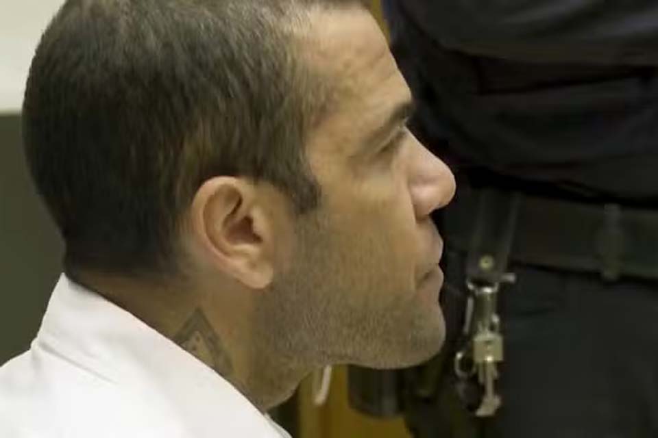 Hora limite para pagar fiança acaba, e Daniel Alves pode não ser solto hoje