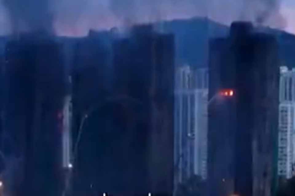 Incêndio em Hong Kong: bombeiros concluem buscas dentro dos prédios; mortos sobem para 159