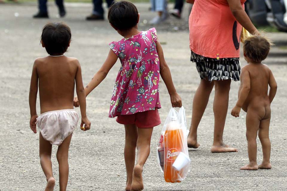 Indígenas yanomami com alta hospitalar voltam para o território