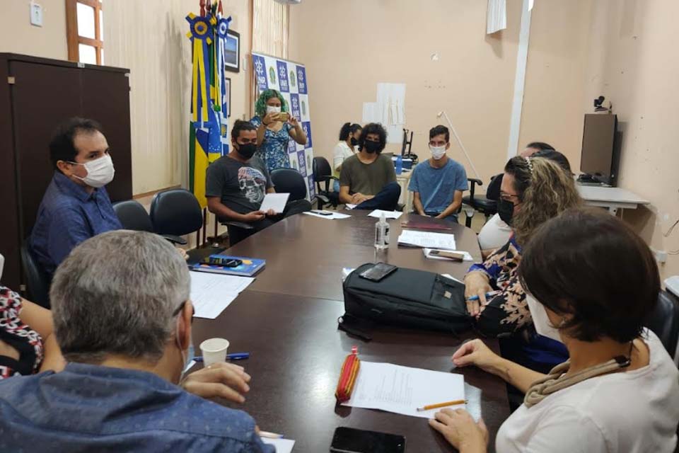 Reitoria da Universidade Federal de Rondônia - UNIR recebeestudantes e detalha ações