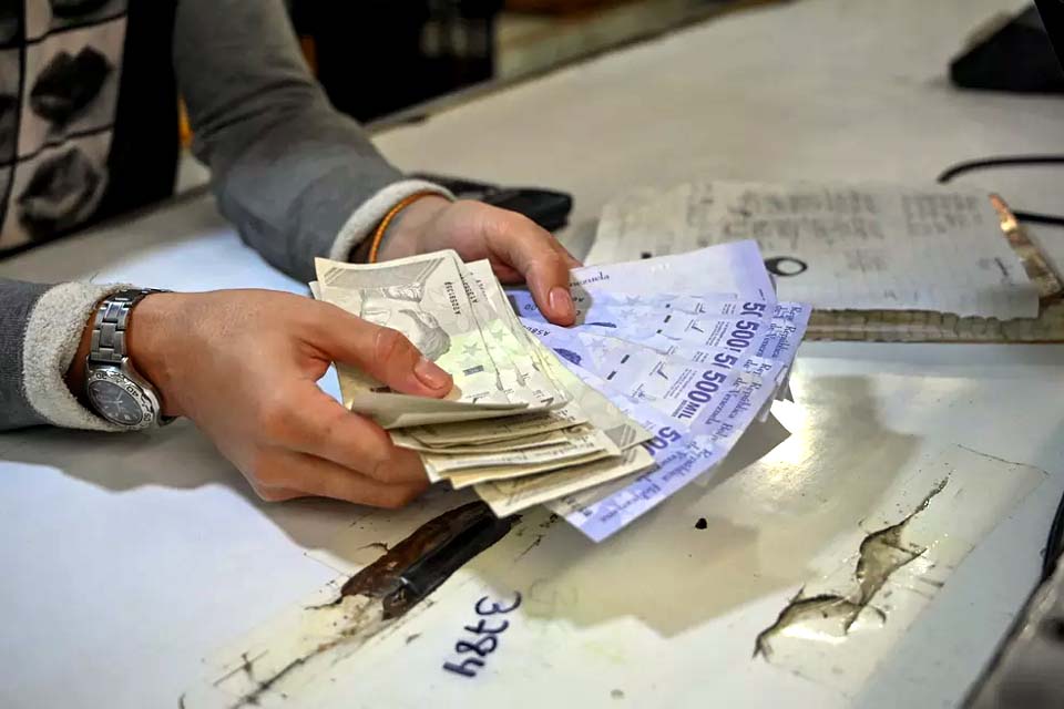 Venezuelanos correm para gastar dinheiro antes do corte de seis zeros na moeda nacional