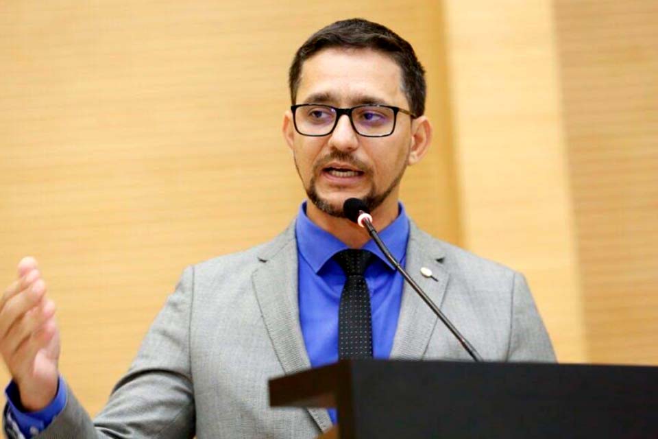 Deputado Anderson vota favorável a compra de cestas básicas, aluguel de ambulâncias UTI e leitos no Hospital do Amor com economia da ALE 