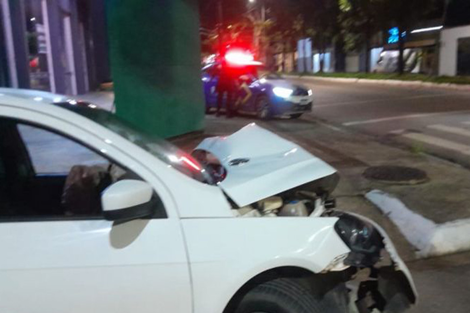 Motorista foge após bater com carro em poste e abandonar veículo
