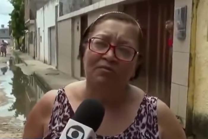 Idosa fica presa em portão enquanto assistia entrevista 