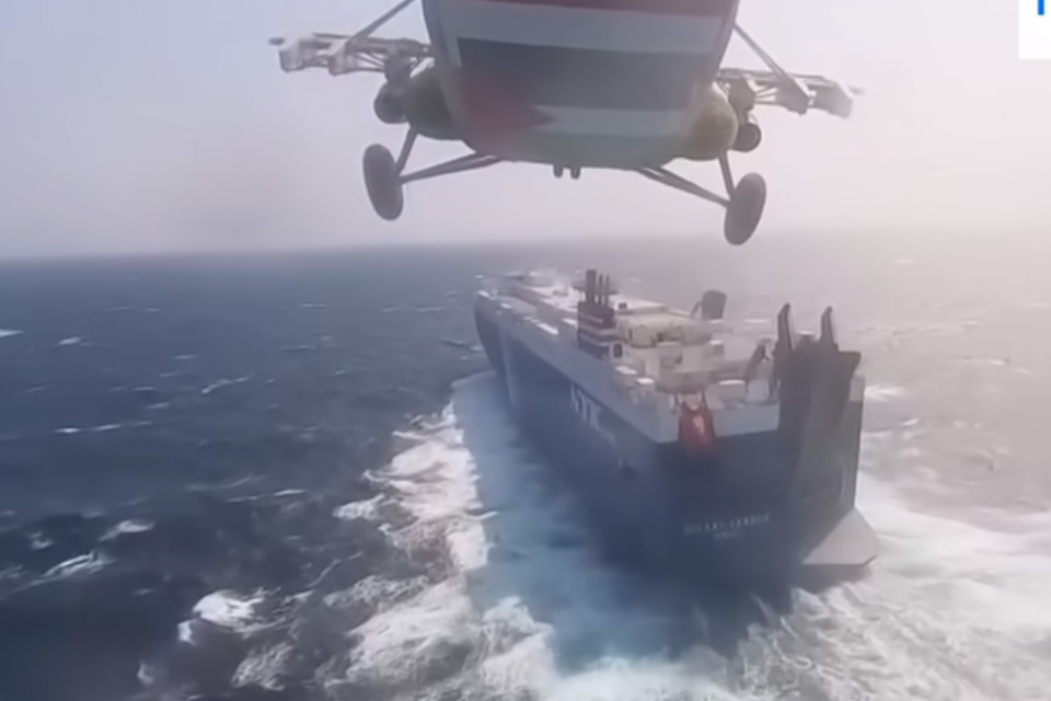 EUA afundam três barcos Houthi que atacavam Cargueiro no Mar Vermelho