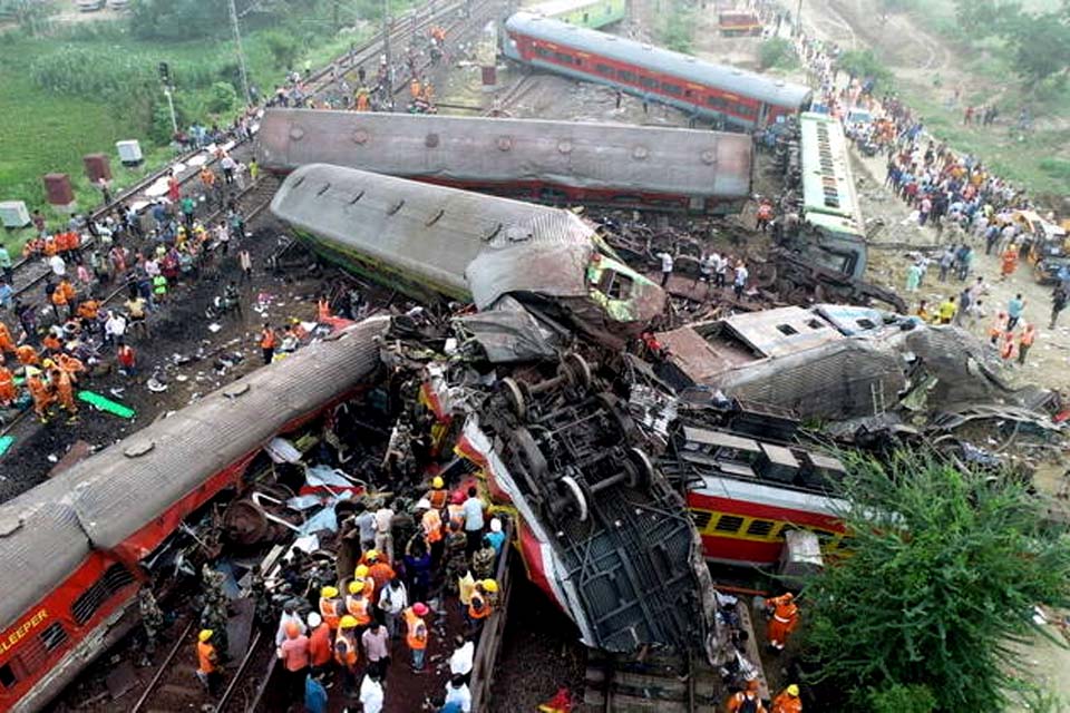 Número de mortos em acidente de trem na Índia pode chegar a 380, avaliam autoridades