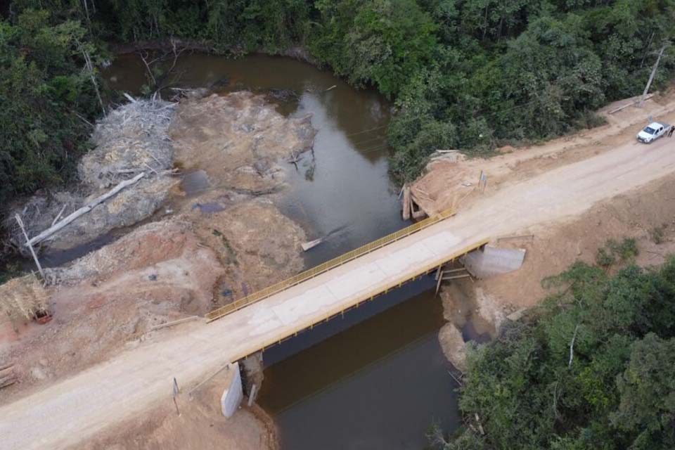 Distrito Nova Dimensão recebe ponte de concreto e aço para substituir antiga estrutura de madeira