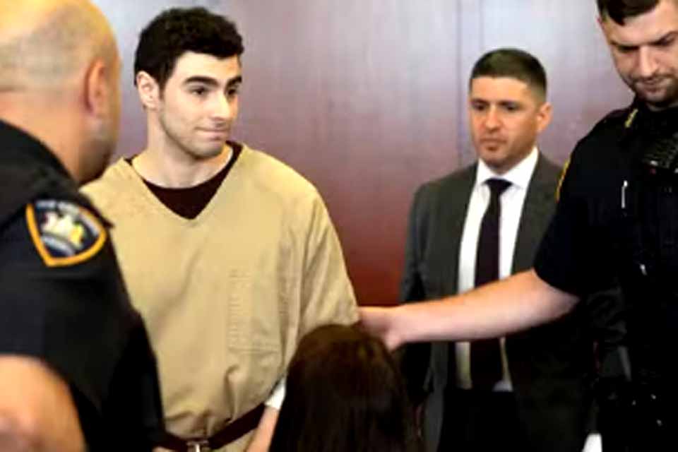 Juiz de Nova York retira acusações de terrorismo contra Luigi Mangione por assassinato de CEO