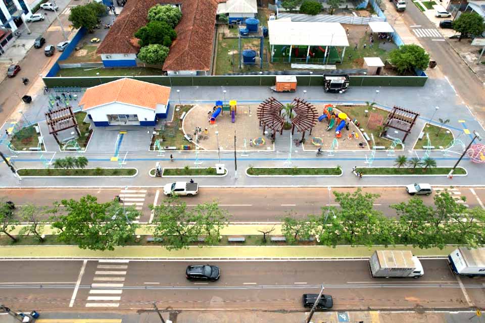 Prefeitura instala novos playgrounds em todas as praças do município e no distrito Tarilândia