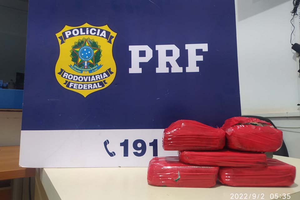 PRF prende duas passageiras de ônibus com 4,4 Kg de cocaína 
