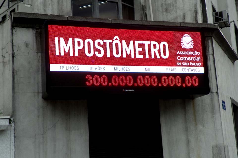 Brasileiros já pagaram R$ 300 bi em impostos desde o início do ano