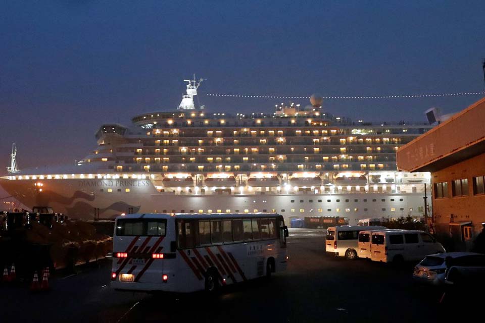 Quase mil passageiros desembarcam do navio afetado pelo coronavírus