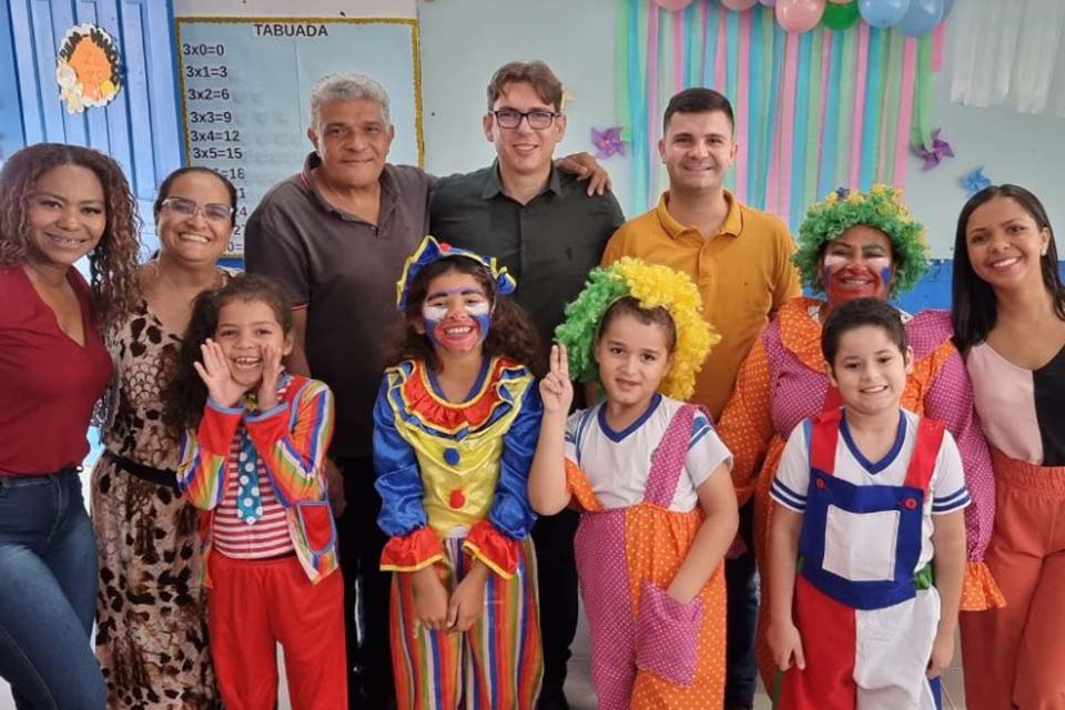 Prefeito e vice-prefeito acompanham atividades das escolas municipais