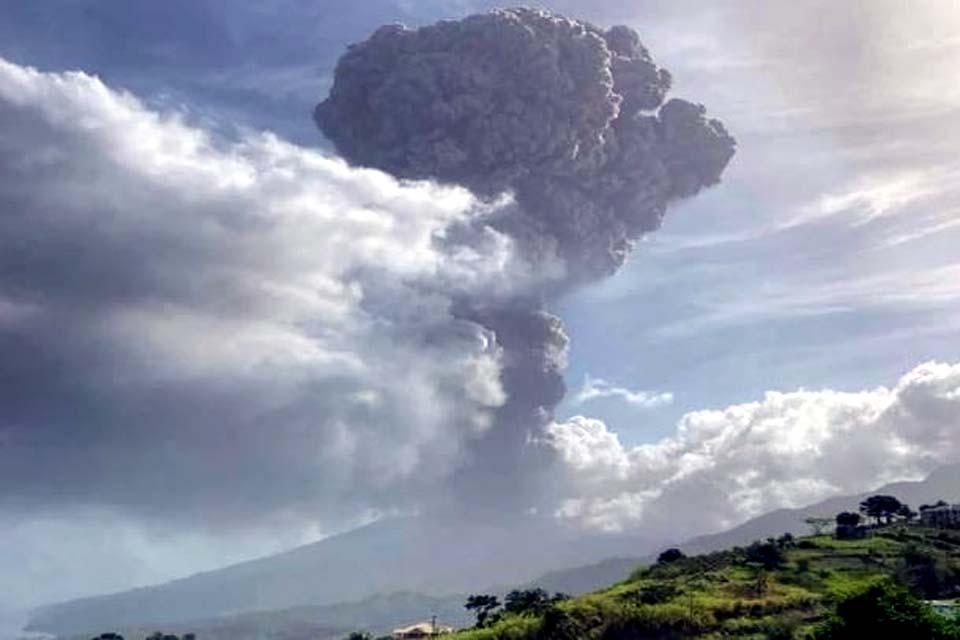 Ilha do Caribe estremece com maior explosão vulcânica de sua história