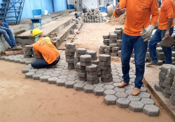 Ações de ressocialização unem manutenção de limpeza urbana e pavimentação em unidade prisional feminina de Porto Velho