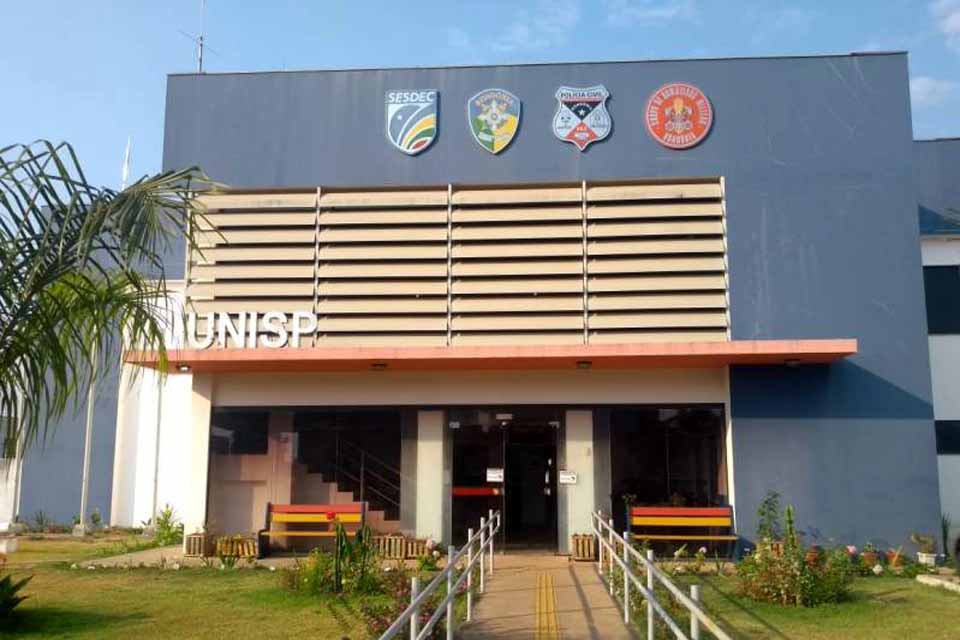 Ladrão arranca tábua da parede e rouba mais de R$ 4 mil da bolsa de moradora