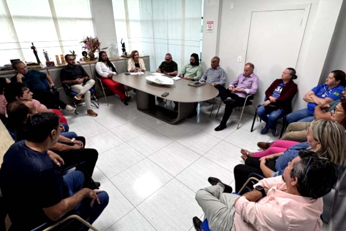 Sindicatos da educação se reúnem para debater demandas da categoria; encontro debateu pautas da reunião com o prefeito Léo Moraes
