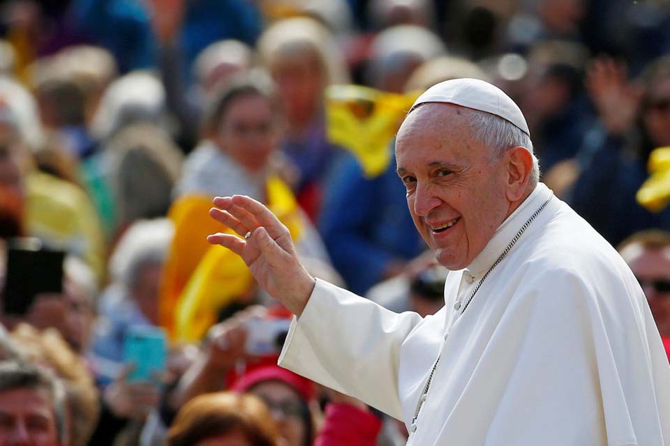 Papa rejeita proposta para permitir ordenação de homens casados