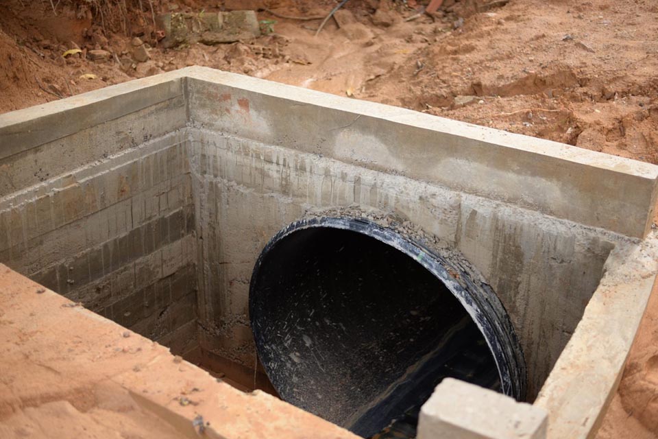 Prefeitura amplia rede de drenagem da rua Plácido de Castro