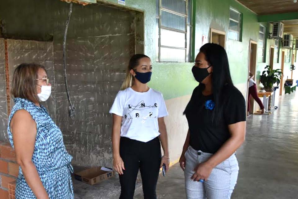 Prefeita Maria Simões visita obras em andamento e ouve a comunidade