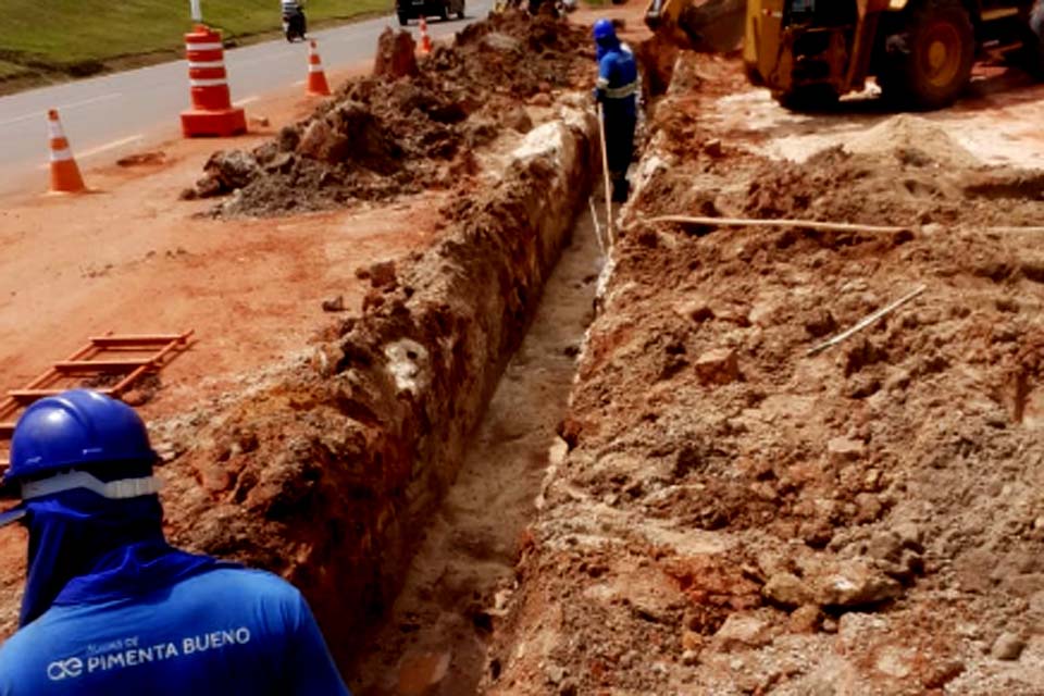Obras para ampliar redes de distribuição de água seguem município
