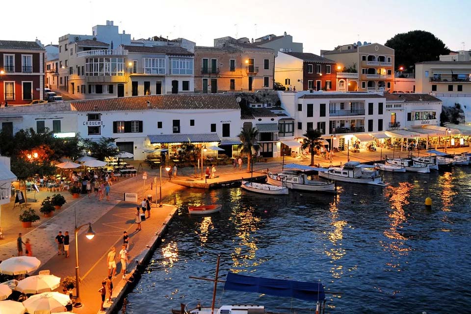 Ilhas Baleares, na Espanha, proíbem turismo alcoólico e festas 'open bar'