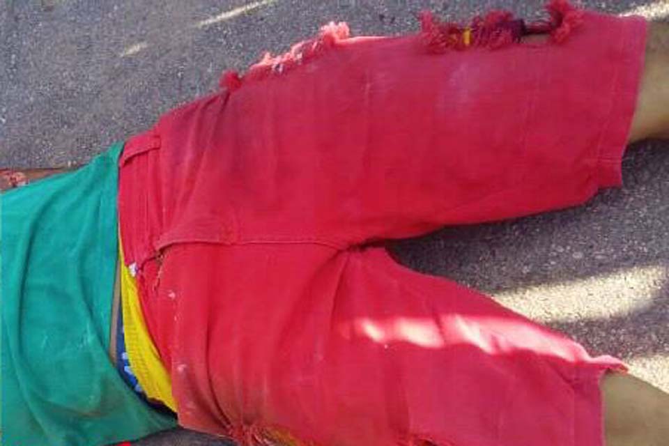 Jovem de 26 anos é assassinado com vários tiros em distrito