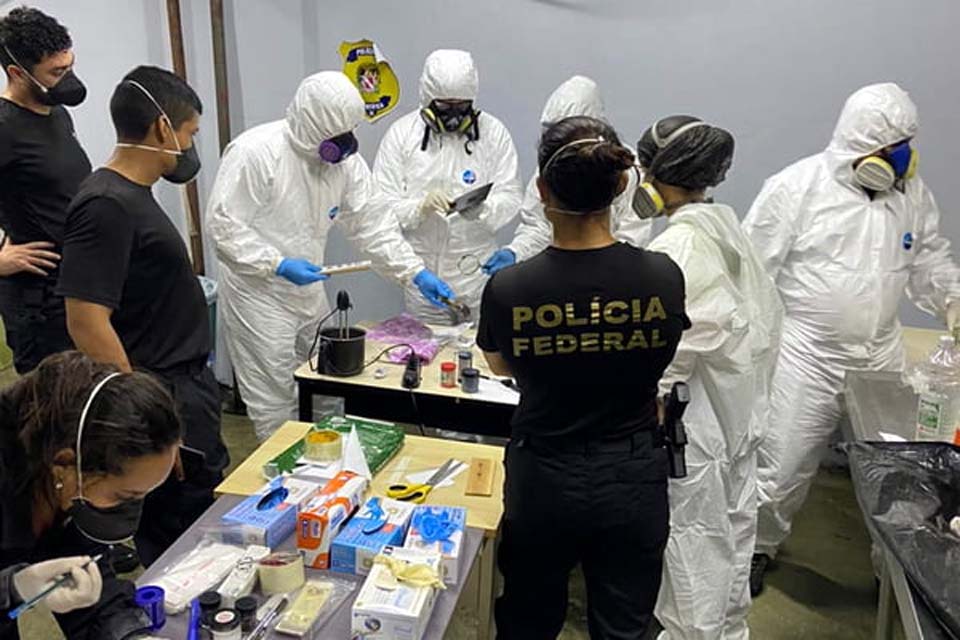 Barco com corpos tinha 27 celulares: PF começa perícia em chips