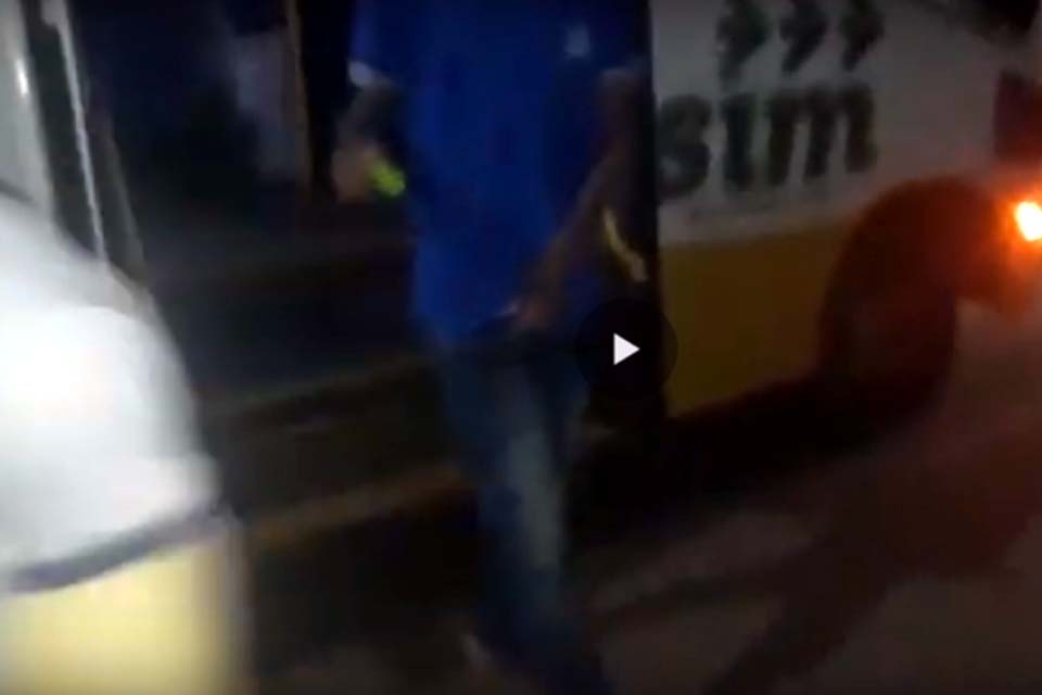 VÍDEO: Suspeitos colocam fogo em ônibus e filmam ação em Porto Velho