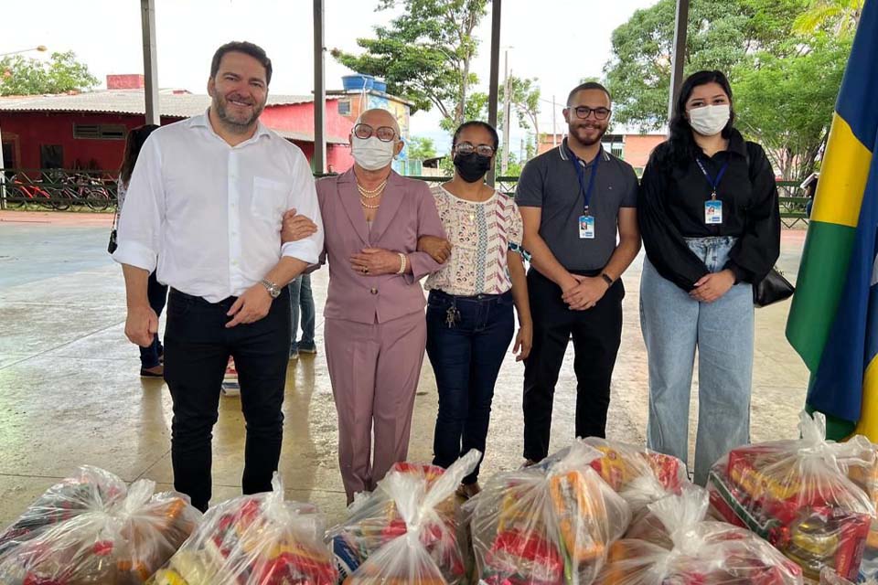 Presidente Alex Redano faz a entrega de cestas básicas na Associação São Tiago Maior