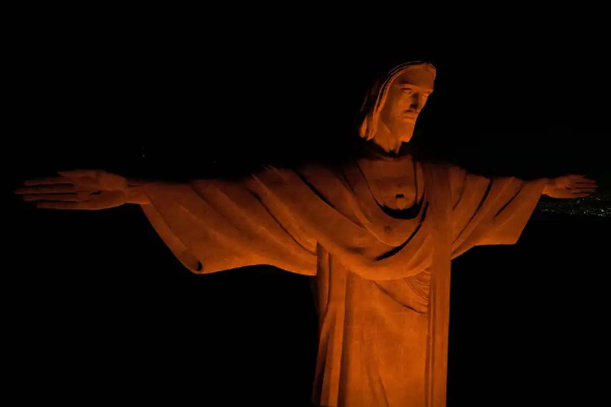 Cristo Redentor iluminado na cor laranja alerta contra o feminicídio