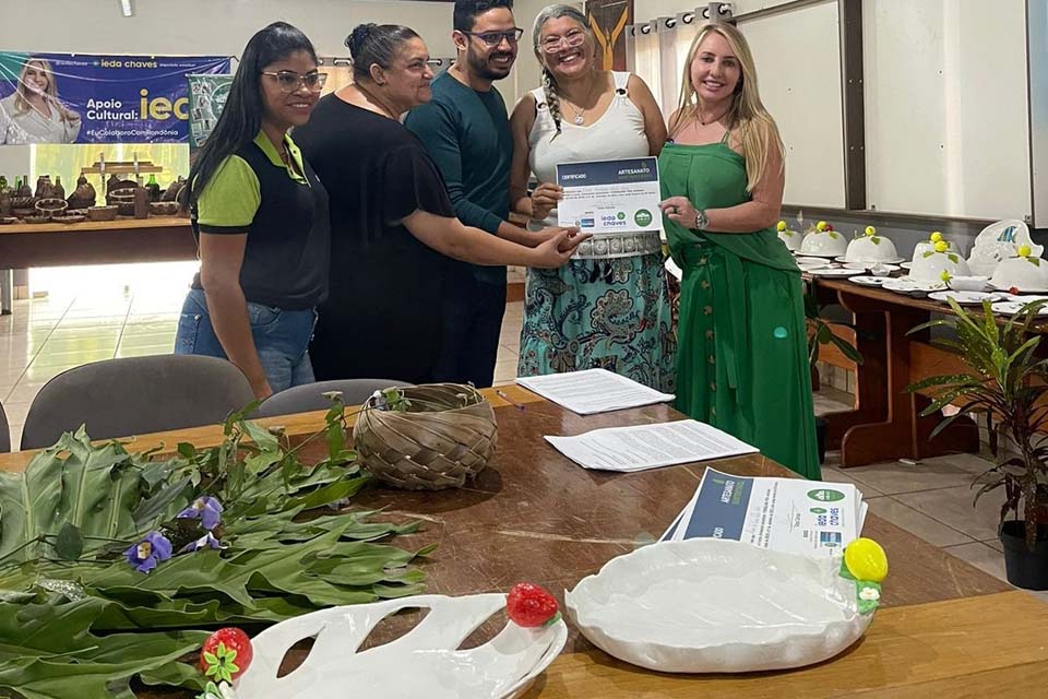 Deputada Ieda Chaves participa da entrega de certificados do curso de artesanato de alto padrão