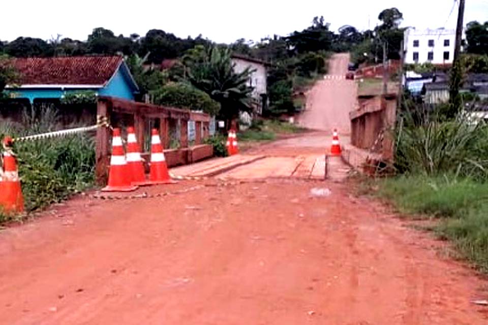 Fortes chuvas aumentam volume de rio e compromete ponte urbana